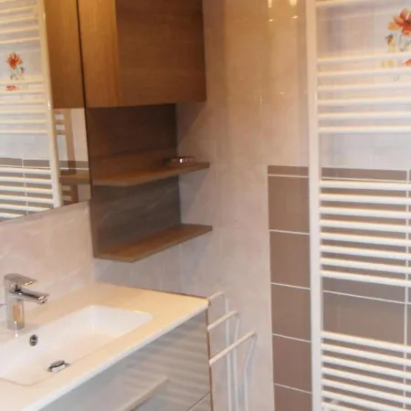 Maison Avec Salle De Jeux Et Parking Privé à - Fr-1-744-25 Casa vacanze